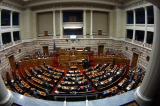 Καμιά εμπιστοσύνη στο «μητσοτάκειο» Σύνταγμα